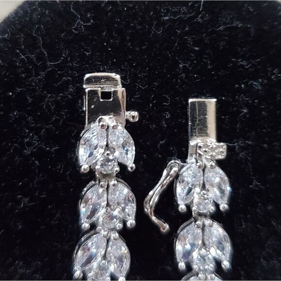 GENEVIVE Silver Necklace - Picture 7 of 9